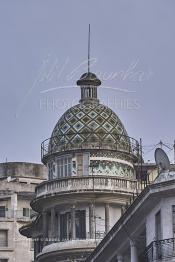 Image du Maroc Professionnelle de  Casablanca est unique dans son genre elle intègre une concentration d'immeuble d'une très belle époque, Ce bâtiment couronné d'un dôme en Zellige avec une façade qui dispose de superbes ondulations sur les murs des faïences colorées. L’architecture du début du XXème siècle située sur le boulevard Mohamed V, l'un des plus anciens de "Casablanca" où de nombreux architectes internationaux, et surtout des français, qui se sont inspirés des courants des Art Nouveau en vogue en Europe et particulièrement des Art Déco en y ajoutant des caractéristiques locales tel que, stucs, sculptures ou de zelliges, visible sur les façades des immeubles construits pour les colons en l'espace d'une quinzaine d'années. Lundi 12 Février 2007. (Photo / Abdeljalil Bounhar)
